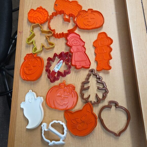 Set of 15 FALL cookie cutters, including leaves, ghost, pumpkins, Thanksgiving - Picture 1 of 6